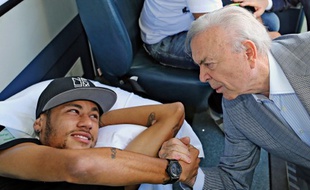 Le joueur brésilien Neymar sur une civière lors de sa visite à ses coéquipiers après sa blessure au dos, le 5 juillet 2014.