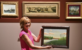 Antoinette Le Falher tenant le « Paysage avec pêcheur ».