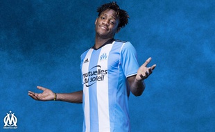 Michy Batshuayi pose avec le nouveau maillot de l'OM pour la saison 2016-2017.