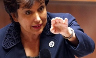 Le texte santé de Roselyne Bachelot, dont l'examen-marathon a pris fin dans la nuit de mardi à mercredi à l'Assemblée, interdit la vente d'alcool et de tabac aux moins de 18 ans tout en autorisant la pub pour l'alcool sur internet après une mobilisation du lobby viticole.