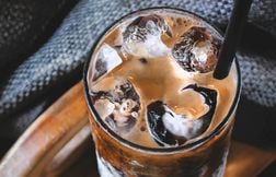 Mais pourquoi tout le monde boit du café froid ?