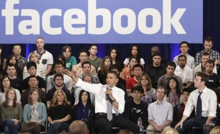 Barack Obama et Mark Zuckerberg, au siège de Facebook, à Palo Alto, le 20 avril 2011.