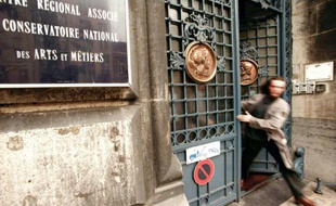 Un étudiant de l'Ensam (Ecole nationale supérieure des arts et métiers) en tenue de bizutage quitte son école, le 14 octobre 1997 à Lille, à la suite de l'annonce de la fermeture temporaire de celle-ci pour des bizutages abusifs