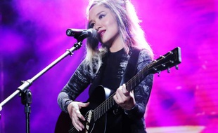 La pop star vietnamienne Mai Khoi lors d'un concert à Hô Chi Minh-Ville le 13 août 2015