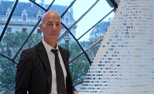 L'architecte suisse Jacques Herzog à côté de la maquette de la future tour Triangle à Paris (15e), qu'il a créé avec son binôme Pierre de Meuron. (Archives)