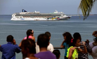 Des habitants de Trujillo regardent un paquebot de croisière arriver au port, le 15 octobre 2014 au Honduras