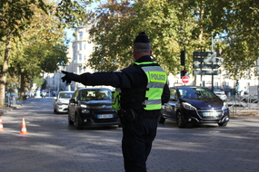 Illustration d'un policier, ici en novembre 2020 lors d'un contrôle des attestations de déplacement imposées par le confinement, à Rennes.