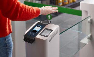 Le service Amazon One permet de payer avec la paume de sa main.