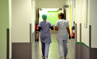Deux infirmières dans les couloirs d'un hôpital (image d'illustration).