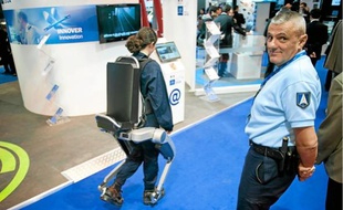 L'« exosquelette » Hercule permet de déplacer des charges allant jusqu'à 100 kg.