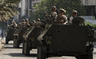 Des soldats patrouillent dans les rues de Santiago, la capitale chilienne, le 19 octobre.