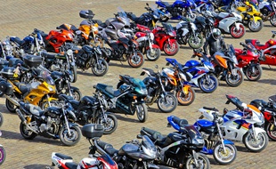 Des motos. (Illustration)