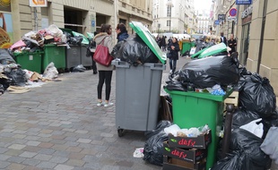 Ce jeudi après-midi, la rue Joubert(9e) croulait littéralement sous les déchets.