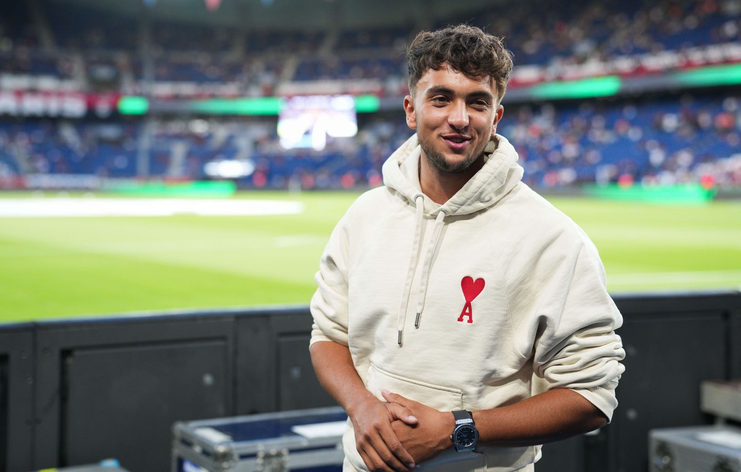 Alors qu'il montait l'Everest, le Youtubeur Inoxtag, ici au Parc des Princes en septembre 2023, avait été victime d'un premier cambriolage. En novembre, un autre de ses logements a été cambriolé.