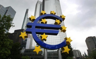 Une sculpture de l'artiste allemand Ottmar Hörl représentant le symbole de l'euro, devant le siège de la BCE à Francfort, en Allemagne, le 24 juin 2016