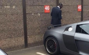 Mamadou Sakho quittant le parking d'Anfield Road, le 28 septembre 2014, à Liverpool.
