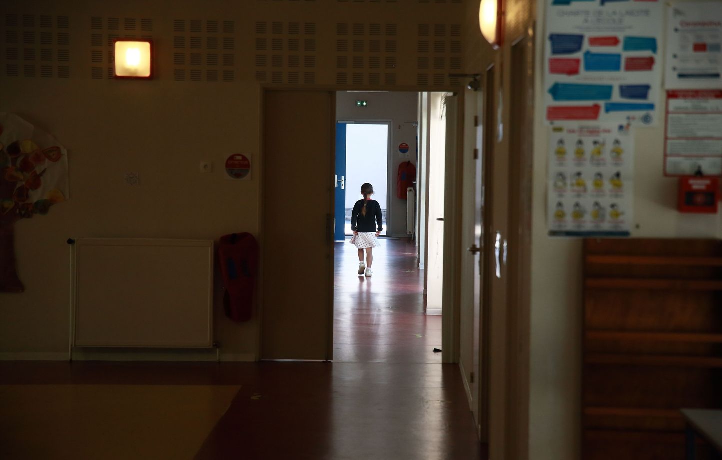 Illustration d'élèves dans une salle de classe d'école primaire.