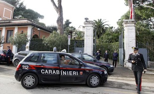 Des carabiniers italiens devant l'ambassade de Suisse à Rome le 23 décembre 2010.