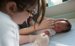 Illustration: un bébé dans une maternité...