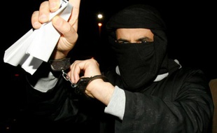 Ali Charaf Damache arrive le 15 mars 2010 au tribunal de Waterford, au sud-est de l'Irlande, où il comparaît sous l'accusation d'avoir participé à un complot visant à assassiner Lars Vilks, l'auteur suédois des caricatures de Mahomet