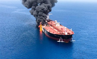 De la fumée s'élève du pétrolier norvégien Front Altair, visé par une attaque dans le Golfe d'Oman, le 13 juin 2019.