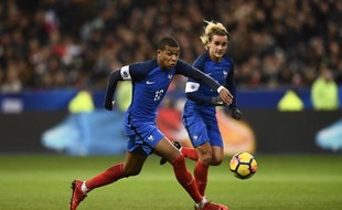 Kylian Mbappé et Antoine Griezmann lors de France-pays de Galles, le 10 novembre 2017 au Stade de France.