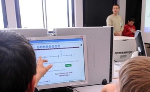 Salle d'ordinateurs dans un collège.