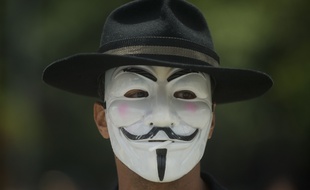 Le masque de Guy Fawkes est devenu emblématique des Anonymous et, plus largement, de nombreux mouvements contestataires, comme ici, lors d'une manifestation d'enseignants à Medellín (Colombie), en septembre 2013.