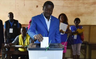 Le président sortant du Togo Faure Gnassingbé, candidat à sa réélection, dans un bureau de vote de Lomé le 25 avril 2015