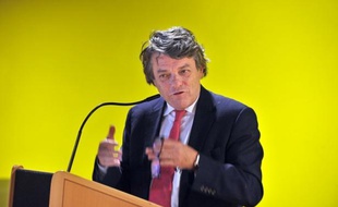 Le président du Parti radical, Jean-Louis Borloo, qui a pris la tête d'un nouveau groupe à l'Assemblée nationale, s'est revendiqué mercredi comme le nouveau patron du centre en France, expliquant qu'il "reprenait le flambeau", après notamment l'échec de François Bayrou aux législatives.