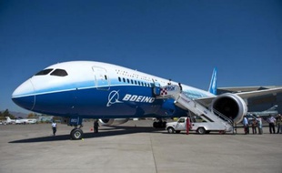 Les enquêteurs recherchaient samedi la cause de l'incendie survenu la veille à bord d'un Boeing 787 Dreamliner garé à Heathrow, un nouvel incident qui a relancé les interrogations sur la fiabilité de cet appareil.