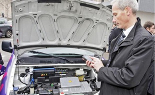 A l'aide d'un iPhone, Frédéric Storck, de la CNR, a fait hier la démonstration du système de recharge intelligent des batteries.