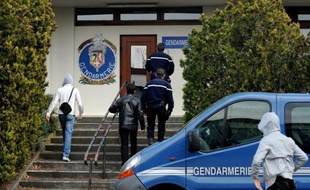 La famille des trois soeurs fauchées vendredi sur l'A7 dans la Drôme a mis en cause lundi la SNCF pour non-assistance à personne en danger, après leur descente contrainte d'un train, faute de billet, dans une gare proche du lieu de l'accident