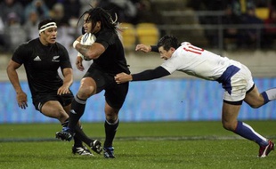 Ma'a Nonu échappe à François Trinh-Duc et les All-Blacks s'imposent de justesse face à l'équipe de France, le 20 juin 2009.