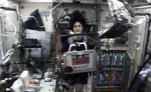 Sunita Williams, première marathonienne de l'espace, à bord de la Station Spatiale internationale.