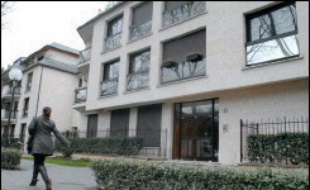 Le Canard Enchaîné relance la polémique sur l'ISF du couple Ségolène Royal-François Hollande, affirmant que son patrimoine était sous-estimé, et sur le prix de l'ancien appartement de Nicolas Sarkozy, accusé d'avoir bénéficié d'un important rabais.