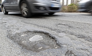 Lille, le 28 mars 2013. Les nids de poule se sont multipliés sur les routes de la métropole lillois à cause du froid gel de cet hiver.