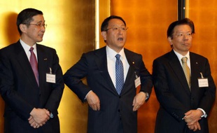 Le président du groupe Toyota Ako Toyoda (c) entouré d'un responsable de Nissan, Hiroto Saikawa (g) et de Mitsubishi, Tetsuro Aikawa, lors d'une rencontre le 4 janvier 2016 à Tokyo