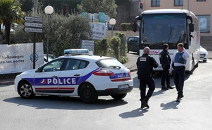 Des policiers devant le lycée Tocqueville de Grasse. AFP PHOTO / Valery HACHE