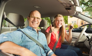 Alors que la conduite accompagnée cible les ados dès 15 ans, la conduite supervisée s'adresse aux majeurs recalés au permis.