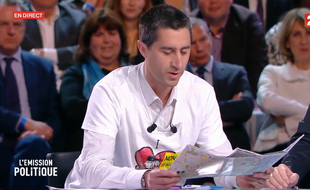 François Ruffin interroge Emmanuel Macron sur le plateau de «L'Émission politique» sur France 2, le 6 avril.