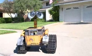 Capture d'écran d'une vidéo montrant un «Wall-E» construit par le californien Mike Senna, en juillet 2012.