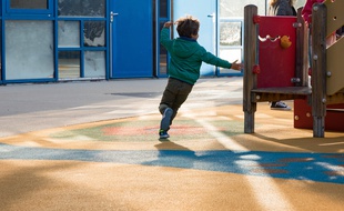 Un enfant dans la cours d'école oasis de Daumesnil (12e)