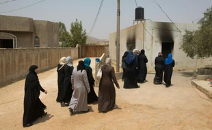 Des palestiniennes se dirigent vers la maison du bébé palestinien mort dans un incendie imputé à des extrémistes juifs israéliens, le 4 août 2015 à Douma