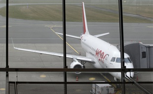 Lesquin, le 11 mars 2014. Un avion de la compagnie Hop! sur le tarmac de l'aroport de Lille-Lesquin.