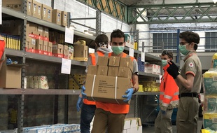 Les bénévoles de la Croix-Rouge s'activent depuis le début du confinement pour confectionner et livrer des colis aux personnes les plus vulnérables.