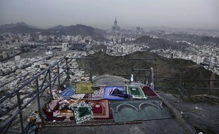Des tapis de prières en haut de la montagne Jabal Noor dans les environs de La Mecque en Arabie Saoudite, le 9 septembre 2016.