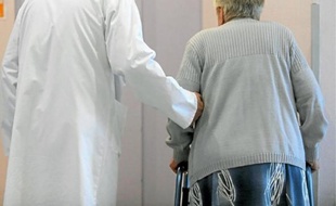Un médecin et une patiente atteinte d'Alzheimer, en Ille-et-Vilaine.