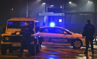 Des policiers sécurisent les abords de l'ambassade américaine à Podgorica, le 22 février 2018.