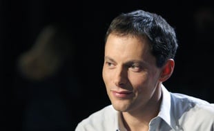 L'animateur Mar-Olivier Fogiel pendant l'enregistrement d'une émission télévisée, le 17 septembre 2009 à Saint-Denis
